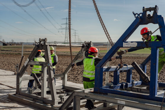 Mitarbeiter von Cteam arbeiten an Geräten für den Freileitungsbau. Mitarbeiter von Cteam arbeiten an Geräten für den Freileitungsbau.