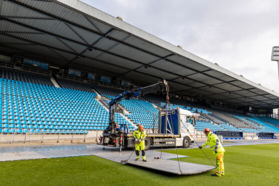 Cteam-Team verlegt temporären Bodenschutz im Stadion für Veranstaltungen. Cteam-Team verlegt temporären Bodenschutz im Stadion für Veranstaltungen.