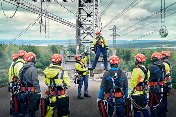 Cteam team performing safe high-altitude work on power transmission structures. Cteam team performing safe high-altitude work on power transmission structures.