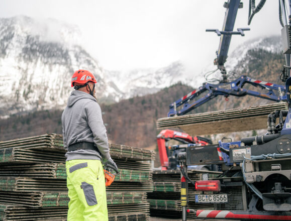 Cteam Materiallogistik: Transport schwerer Elemente für Infrastrukturprojekte im Gebirge mit Kran.