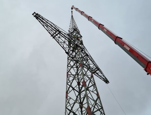 Cteam: Montage eines Hochspannungsmastes für den Freileitungsbau.