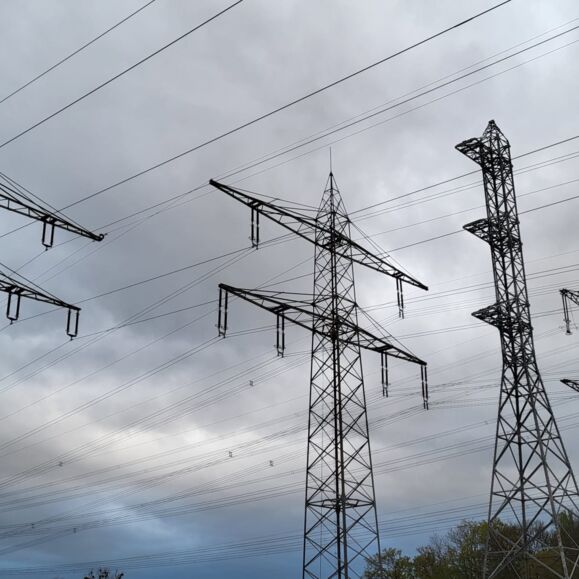 Blick auf Hochspannungs-Freileitungsmasten und Leitungen, ein wichtiger Teil der Energieübertragungsinfrastruktur, wie sie von Cteam gebaut wird. Blick auf Hochspannungs-Freileitungsmasten und Leitungen, ein wichtiger Teil der Energieübertragungsinfrastruktur, wie sie von Cteam gebaut wird.
