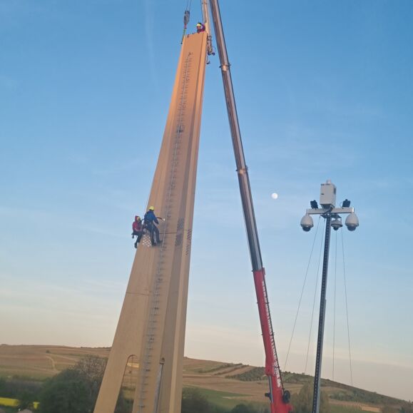 Höhenarbeit an einem Mast mit Kranunterstützung für Cteam Spezialmontage. Höhenarbeit an einem Mast mit Kranunterstützung für Cteam Spezialmontage.