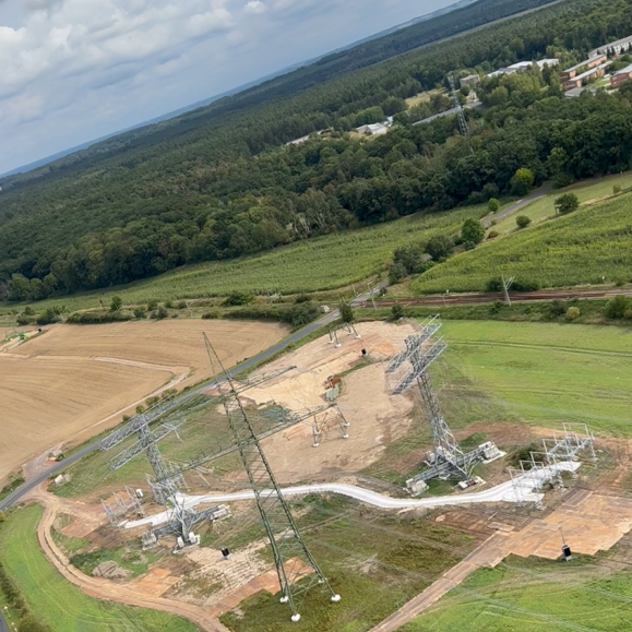Luftaufnahme einer Cteam Freileitungsbau Baustelle mit Gittermasten im Bau. Luftaufnahme einer Cteam Freileitungsbau Baustelle mit Gittermasten im Bau.