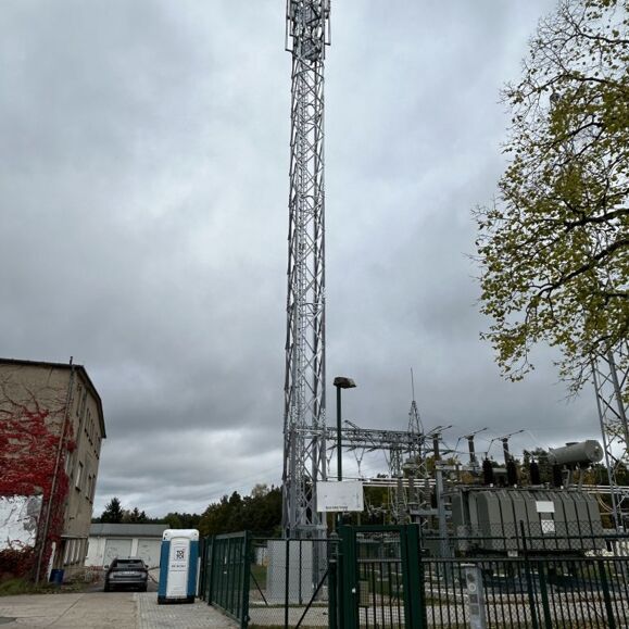 Cteam: Netzwerke für Telekommunikation und Energie – Mobilfunkturm und Umspannwerk. Cteam: Netzwerke für Telekommunikation und Energie – Mobilfunkturm und Umspannwerk.