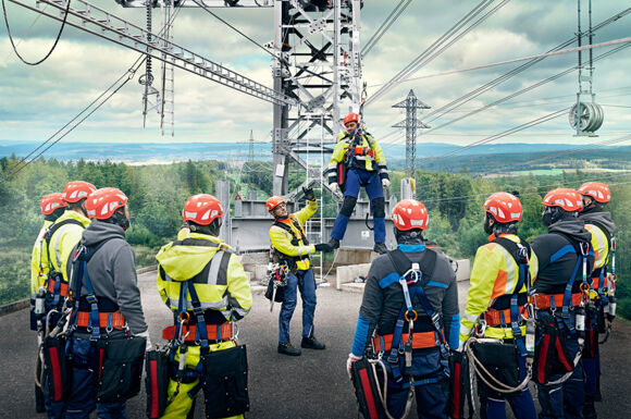 Cteam-Experten sicher im Einsatz an Hochspannungsfreileitungen. Montage und Wartung der Energieinfrastruktur. Cteam-Experten sicher im Einsatz an Hochspannungsfreileitungen. Montage und Wartung der Energieinfrastruktur.