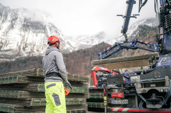Cteam Materiallogistik: Transport schwerer Elemente für Infrastrukturprojekte im Gebirge mit Kran.