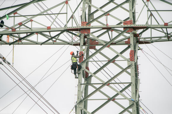 Cteam Monteur bei Arbeiten an einem Freileitungsmast für sichere Energieübertragung. Cteam Monteur bei Arbeiten an einem Freileitungsmast für sichere Energieübertragung.
