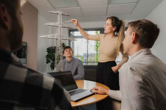 Cteam Mitarbeiter besprechen die Planung eines Stahlgittermast-Projekts. Cteam Mitarbeiter besprechen die Planung eines Stahlgittermast-Projekts.