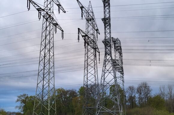 Hochspannungsmasten und Freileitungen als Teil der Energieinfrastruktur, spezialisiert von Cteam.