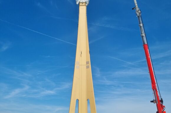 Cteam Consulting und Anlagenbau: Errichtung eines hohen Mastes mit Kran unter blauem Himmel. Cteam Consulting und Anlagenbau: Errichtung eines hohen Mastes mit Kran unter blauem Himmel.