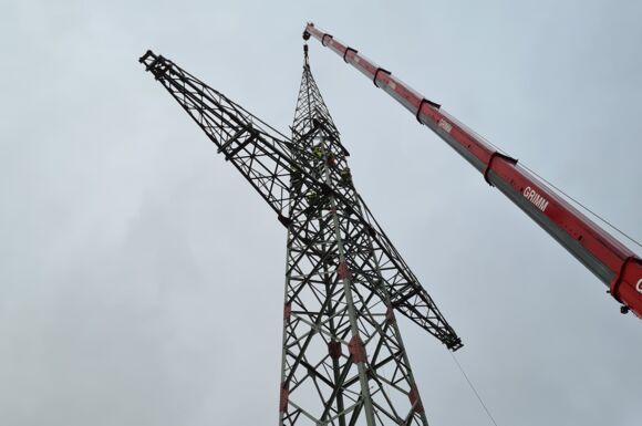 Cteam: Montage eines Hochspannungsmastes für den Freileitungsbau.