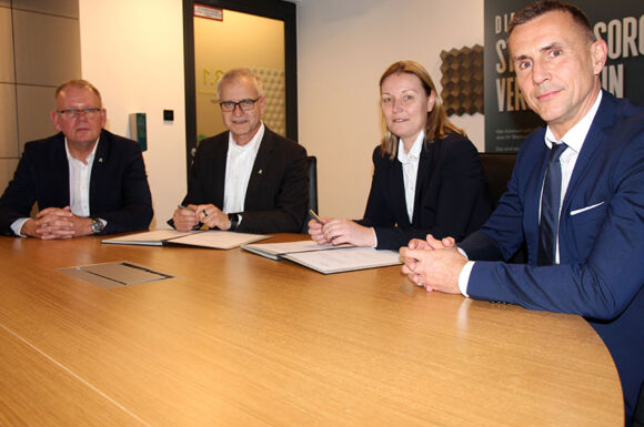 Unterzeichnung wichtiger Dokumente: Cteam Consulting und Anlagenbau mit Partnern bei einem Projektmeeting. Unterzeichnung wichtiger Dokumente: Cteam Consulting und Anlagenbau mit Partnern bei einem Projektmeeting.