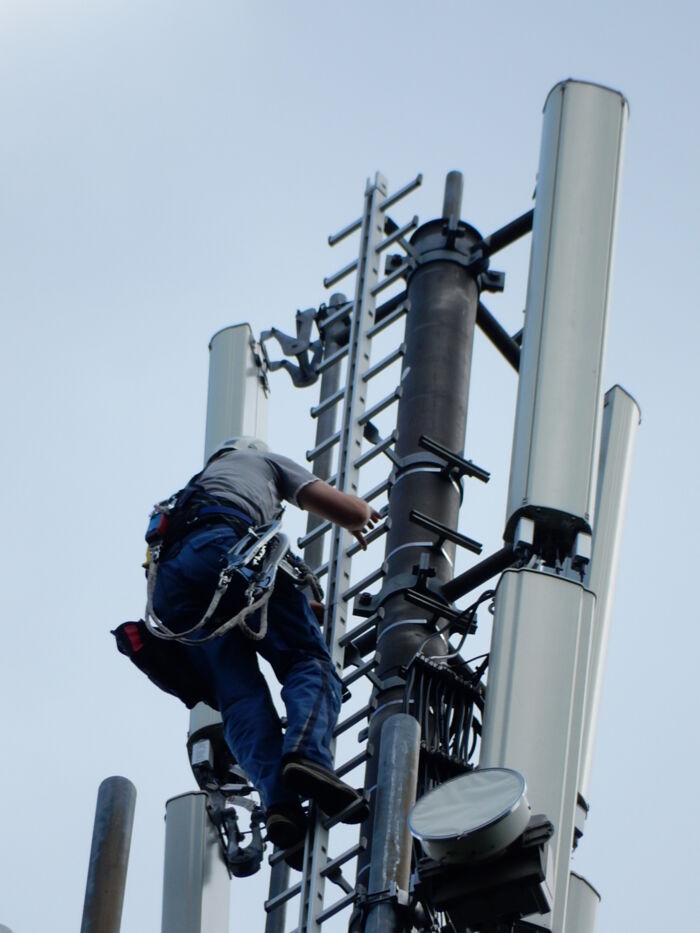 Sichere Höhenarbeiten an Mobilfunk-Sendemasten: Einblicke in die Telekommunikationsinfrastruktur-Projekte von Cteam. Sichere Höhenarbeiten an Mobilfunk-Sendemasten: Einblicke in die Telekommunikationsinfrastruktur-Projekte von Cteam.