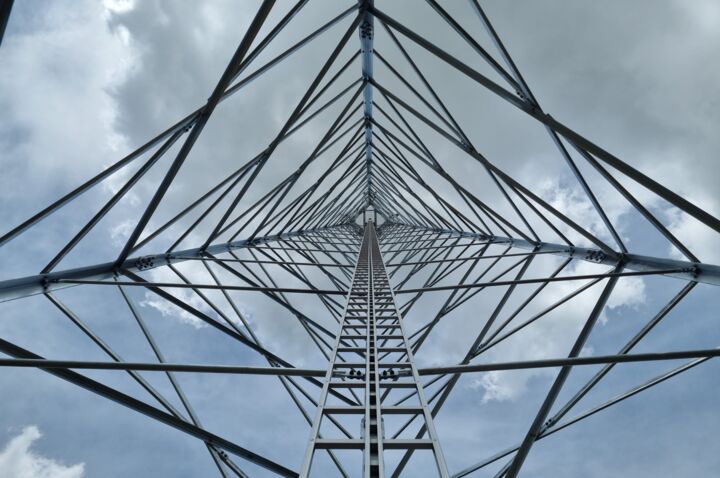 Blick von unten in die robuste Struktur eines Cteam Gittermastes für Telekommunikation oder Strom.