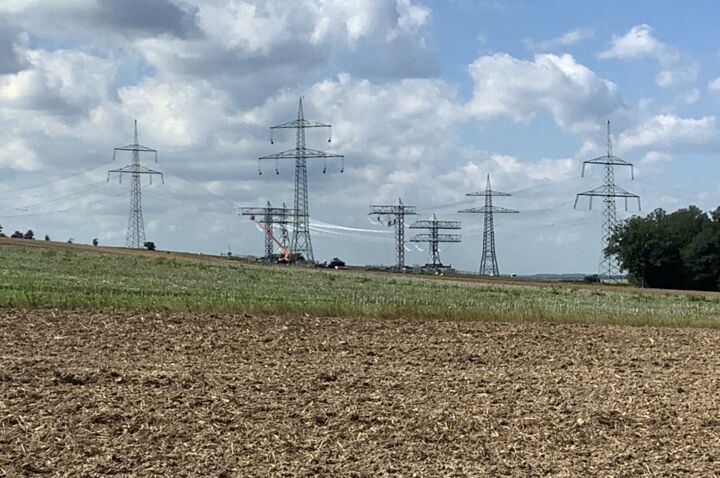 Cteam instala e mantém infraestrutura de energia elétrica com torres e cabos em campo aberto. Cteam instala e mantém infraestrutura de energia elétrica com torres e cabos em campo aberto.