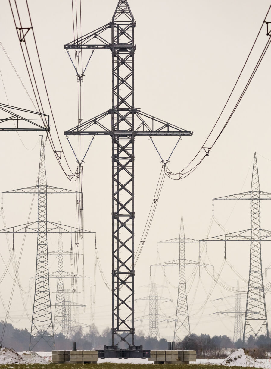 Overhead line construction: emergency pylons for maximum safety